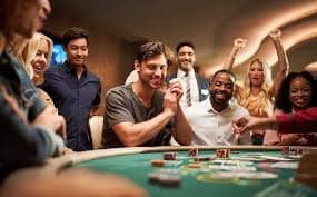 Meja Dragon Tiger poker338 dengan dealer profesional dan kartu standar